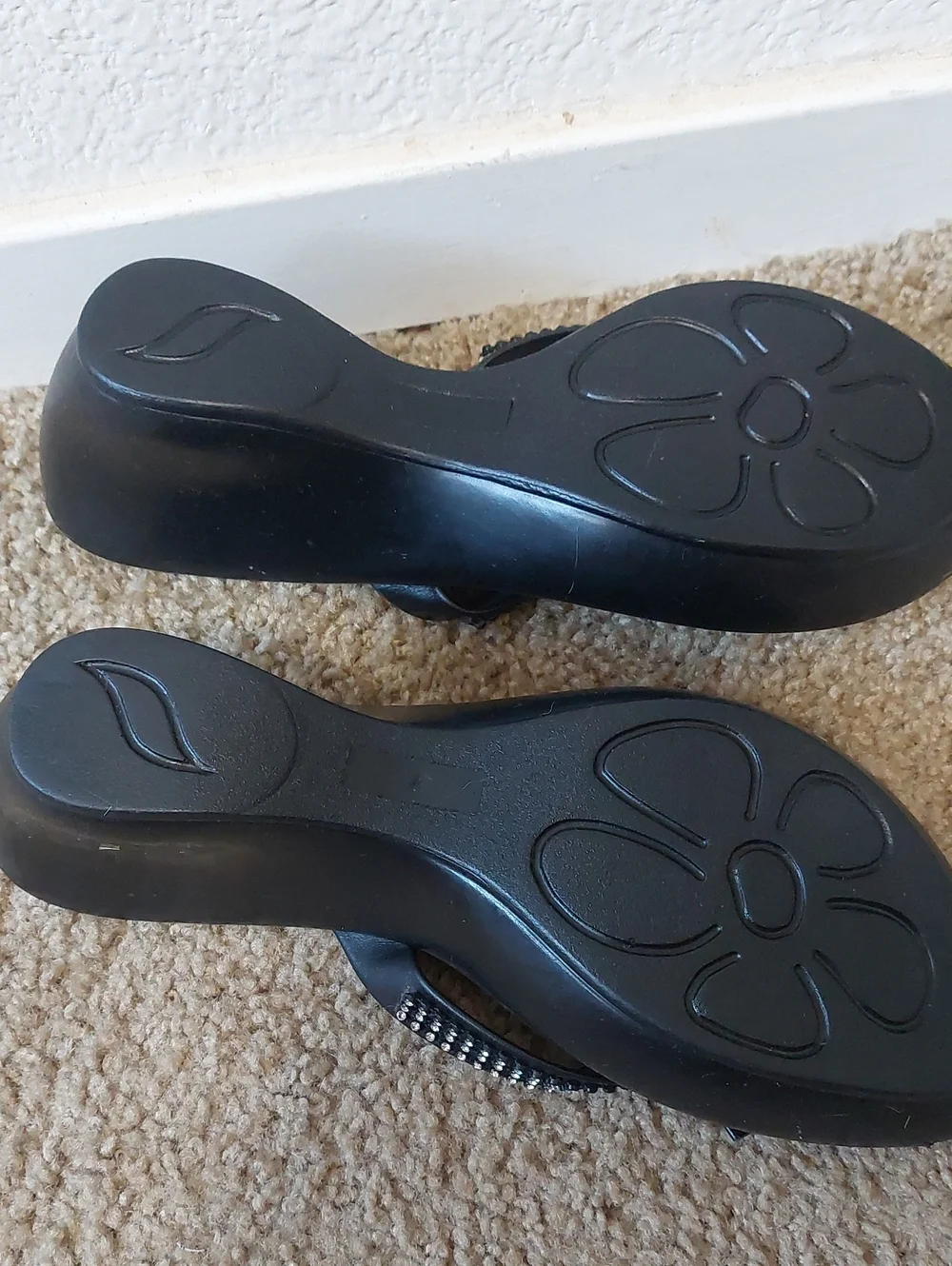 Athena Alexander Size 8 Black Wedged Sandles.